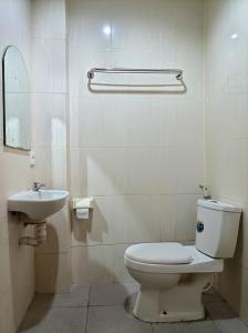 A bathroom at Sapta Petala Hotel