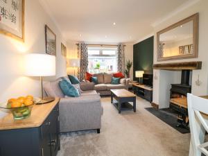 un salon avec un canapé et une table dans l'établissement The Corner House, à Uttoxeter