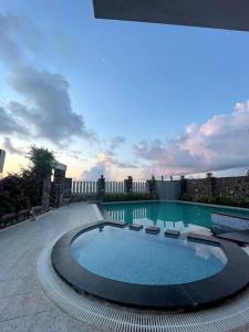 une grande piscine avec des chaises dans une cour dans l'établissement Coral Drive Villas -Your Private Beach Destination, à Chennai