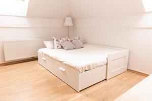 布萊德的住宿－Vigorous Bled Apartment，一间小卧室,配有白色的床和枕头