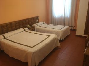 A bed or beds in a room at Hotel Hispanidad