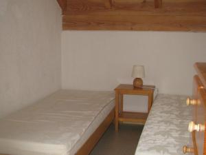 um quarto com 2 camas e uma mesa com um candeeiro em Appartement Valloire, 4 pièces, 8 personnes - FR-1-263-484 em Valloire