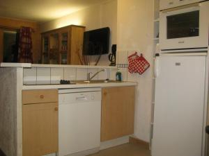 uma cozinha com um lavatório e um frigorífico em Appartement Valloire, 4 pièces, 8 personnes - FR-1-263-484 em Valloire