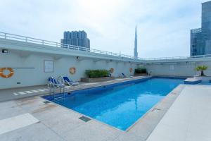 Bazén v ubytování Trinity Holiday Homes - Sheikh Zayed Road Near to Financial Center Metro Station nebo v jeho okolí