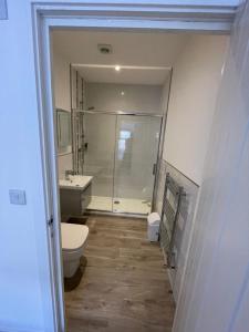 Un baño con inodoro, lavabo y ducha. en 10 Argyle Court, en Whitby 5 fotos más