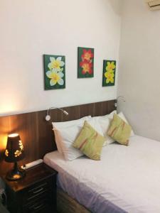 een slaapkamer met 2 bedden en schilderijen aan de muur bij Suria Kipark 1 Bedroom 1 Bathroom 800sq ft Apartment in Kepong