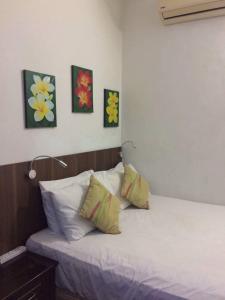 een slaapkamer met een bed met drie schilderijen aan de muur bij Suria Kipark 1 Bedroom 1 Bathroom 800sq ft Apartment in Kepong