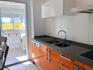 Ett kök eller pentry på Luminoso Apartamento a 10 minutos de Granada con Piscina