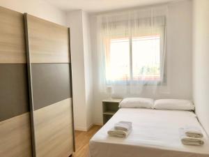 Ένα ή περισσότερα κρεβάτια σε δωμάτιο στο Luminoso Apartamento a 10 minutos de Granada con Piscina