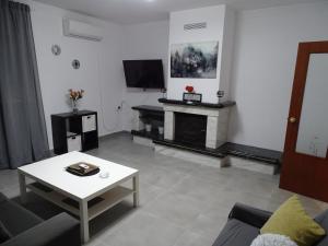 sala de estar con sofá y chimenea en Casasjerezanas VistaFlor, en Jerez de la Frontera