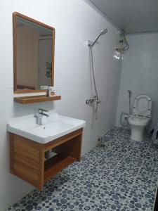 een badkamer met een wastafel en een toilet bij HOMESTAY PAC BO CAO BẰNG in Cao Bằng