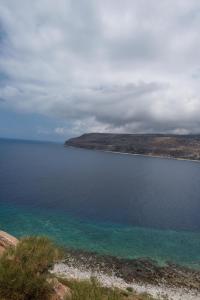 uma vista para uma grande massa de água em Limeni Village em Limeni