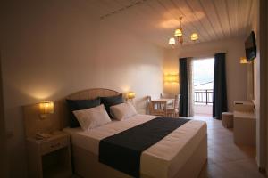 Postel nebo postele na pokoji v ubytování Mirini Hotel
