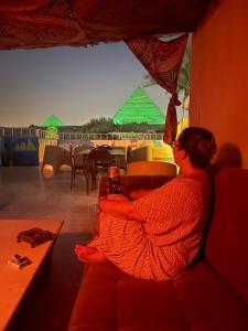 Area soggiorno di Pyramids Overlook Inn