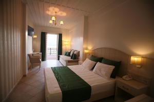 Postel nebo postele na pokoji v ubytování Mirini Hotel