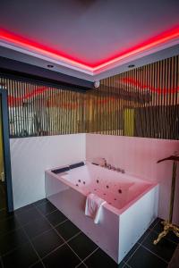 bagno con vasca rosa in camera di GLAMOUR - Restaurant & SPA a Przeźmierowo