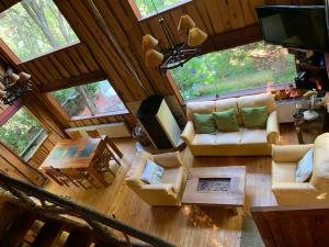 una vista aérea de una sala de estar en una cabaña en Cabañas Natural Park Lodge Pucon en Pucón