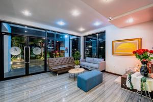バンボーにあるThe Living Hotel SamutPrakanのソファとテーブルのあるリビングルーム +72枚の写真