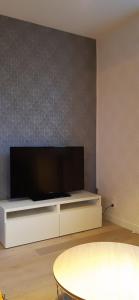 TV a/nebo společenská místnost v ubytování Gite La Volière Ouverte