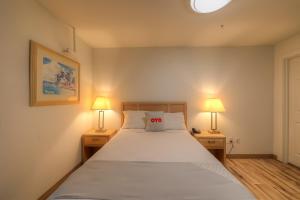 um quarto com uma cama grande e 2 candeeiros em Newport Inn By OYO - Hwy 101 em Newport