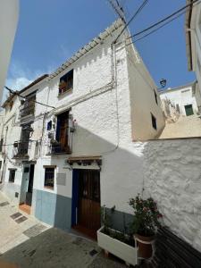 Edificio blanco con puerta y balcón en Casa de La Luna, en Serón