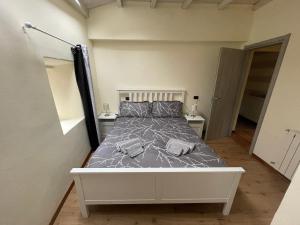 um quarto com uma cama branca num quarto em La Verbanella em Verbania
