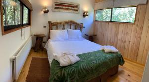 מיטה או מיטות בחדר ב-Cabañas Natural Park Lodge Pucon