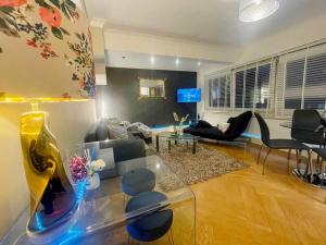 Et opholdsområde på Apartment 1 minute to the beach and city centre