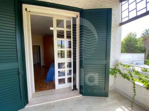 トッレ・ラピッロにあるVilla Stella La tina - Spiaggia a 300mの玄関付きのパティオにつながるドア