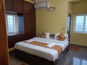 ティルパティにあるFOUR SEASONS HOME STAYの部屋の中に大きなベッドがある寝室
