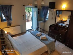 Posteľ alebo postele v izbe v ubytovaní Petrounis Hotel