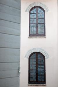 duas janelas do lado de um edifício em Relais B&B Corte Dei Turchi em Longiano