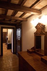 uma sala de estar com lareira e tecto em madeira em Relais B&B Corte Dei Turchi em Longiano