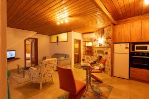 eine Küche und ein Wohnzimmer mit einem Tisch und einem Kühlschrank in der Unterkunft Vinka - 1 Bedroom with jacuzzi in Kalkan in Kaş