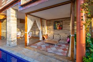 ein Wohnzimmer mit Sofa und Tisch in der Unterkunft Vinka - 1 Bedroom with jacuzzi in Kalkan in Kaş
