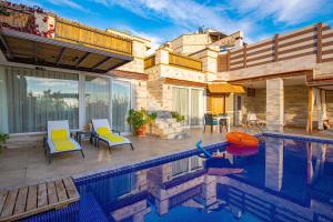 ein Haus mit Swimmingpool und Terrasse in der Unterkunft Vinka - 1 Bedroom with jacuzzi in Kalkan in Kaş + 10 Fotos