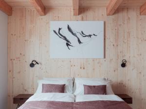 um quarto com uma cama e um quadro na parede em Locanda Via Priula em Morbegno