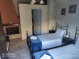 Posteľ alebo postele v izbe v ubytovaní Petrounis Hotel