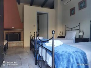 Posteľ alebo postele v izbe v ubytovaní Petrounis Hotel