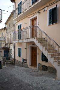 una escalera que conduce a un edificio con una escalera en Casa con 3 camere da letto LOMBARDA ALTA en Falerna