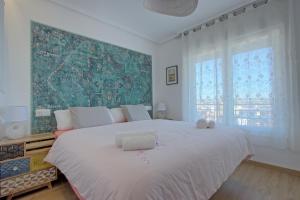sypialnia z dużym białym łóżkiem i dużym oknem w obiekcie 055 - Gran Playa Views - comfortHOLIDAYS w mieście Santa Pola
