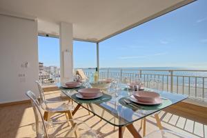 jadalnia ze stołem i krzesłami na balkonie w obiekcie 055 - Gran Playa Views - comfortHOLIDAYS w mieście Santa Pola