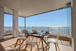 jadalnia ze stołem i krzesłami na balkonie w obiekcie 055 - Gran Playa Views - comfortHOLIDAYS w mieście Santa Pola