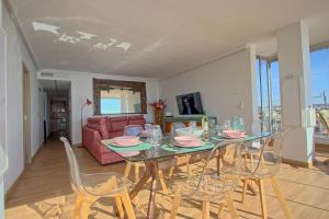 jadalnia ze szklanym stołem i krzesłami w obiekcie 055 - Gran Playa Views - comfortHOLIDAYS w mieście Santa Pola