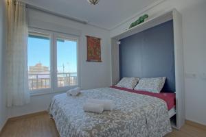 sypialnia z łóżkiem i dużym oknem w obiekcie 055 - Gran Playa Views - comfortHOLIDAYS w mieście Santa Pola