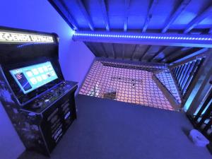 eine Luftansicht eines Videospielsystems in einem Raum in der Unterkunft The Eden Warehouse - Gold Apartment, sleeps 6 in Southport + 50 Fotos