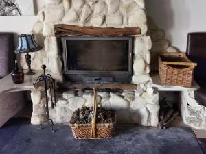 TV a/nebo společenská místnost v ubytování Hotel Las Truchas