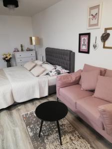 Una cama o camas en una habitación de GLAM apartmán Hustopeče