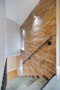una escalera con una pared de ladrillo en Glenside Abbey 'Sleeping 7 guests', en Buncrana