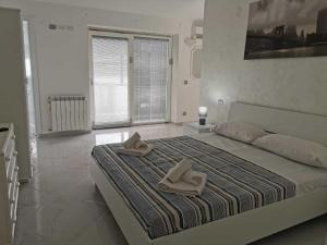 A bed or beds in a room at VILLA LUDO a ZAMBRONE TROPEA